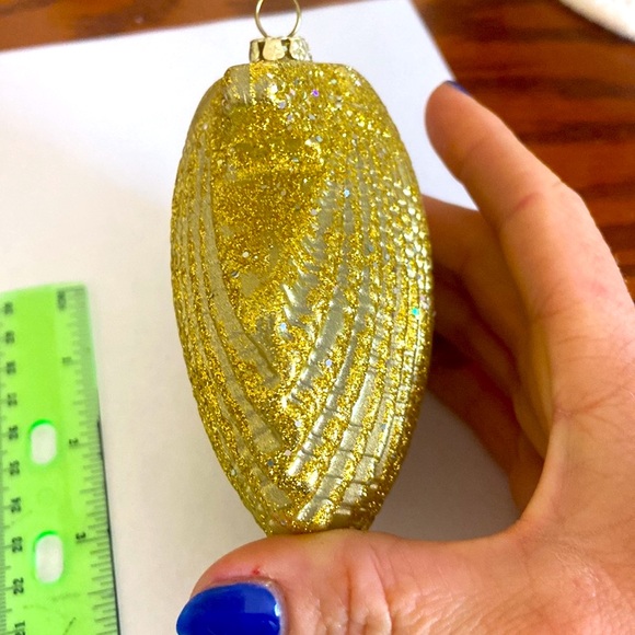 Gold glitter seashell ornament - Picture 2 of 2
